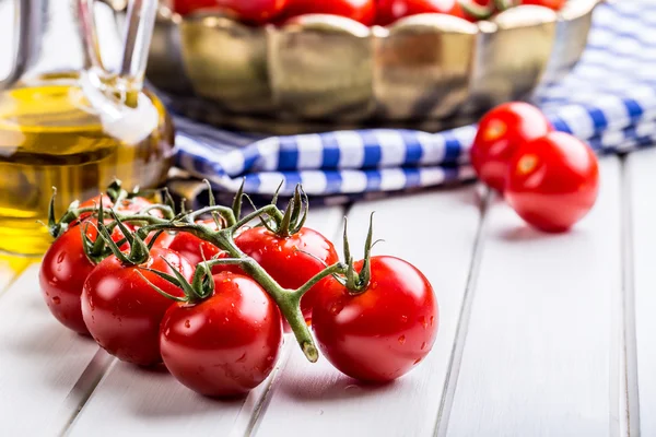 Tomates. Tomates cherry. Tomates de cóctel. Jarra de tomates de uva fresca con aceite de oliva — Foto de Stock
