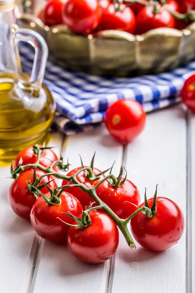 Tomaten. Kirschtomaten. Cocktailtomaten. frische Trauben Tomaten Karaffe mit Olivenöl — Stockfoto