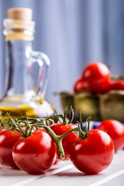 Tomates. Tomates cherry. Tomates de cóctel. Jarra de tomates de uva fresca con aceite de oliva — Foto de Stock