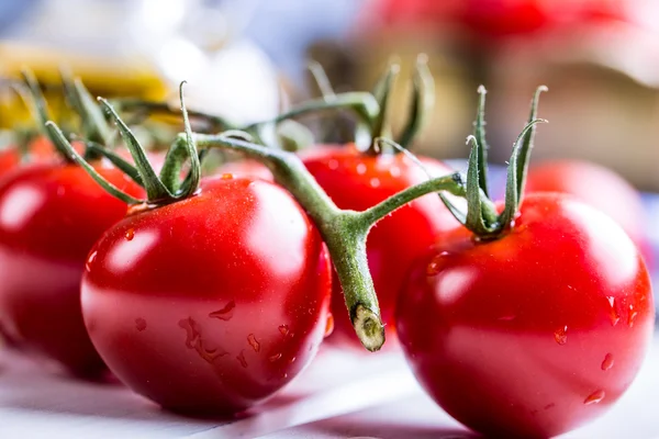 Tomates. Tomates cherry. Tomates de cóctel. Jarra de tomates de uva fresca con aceite de oliva —  Fotos de Stock