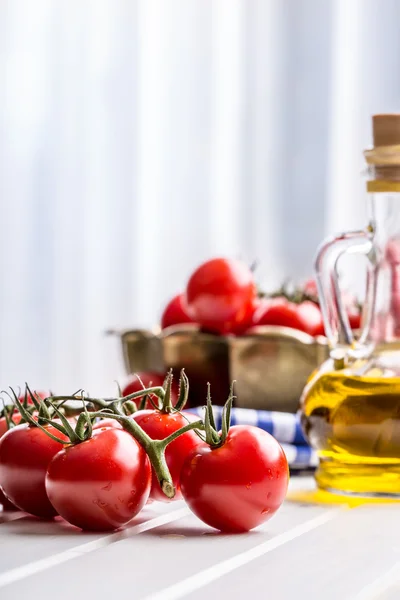 Tomates. Tomates cherry. Tomates de cóctel. Jarra de tomates de uva fresca con aceite de oliva —  Fotos de Stock