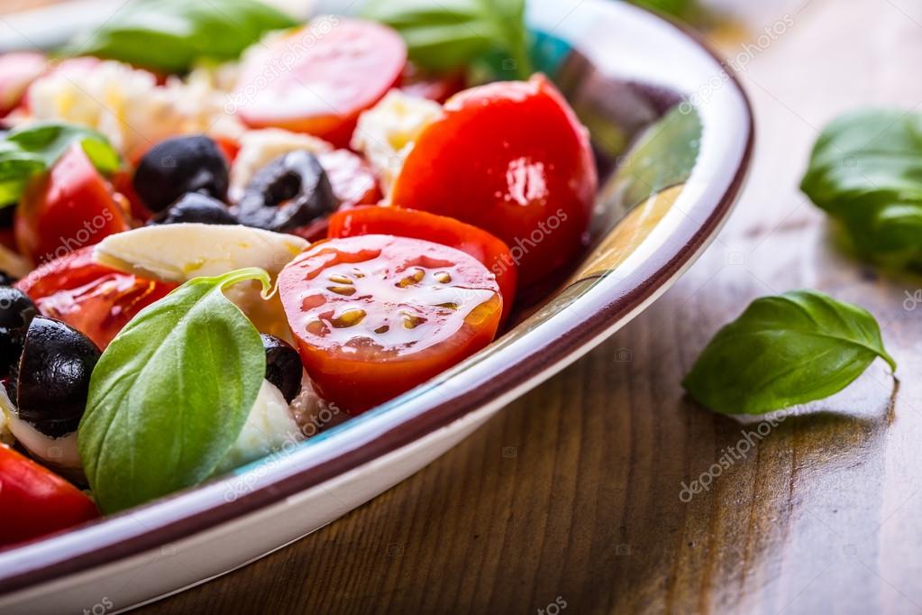 Caprese. Capresesalat. Italienischer Salat. Mittelmeer-Salat ... Caprese. Capresesalat. Italienischer Salat. Mittelmeer-Salat ...