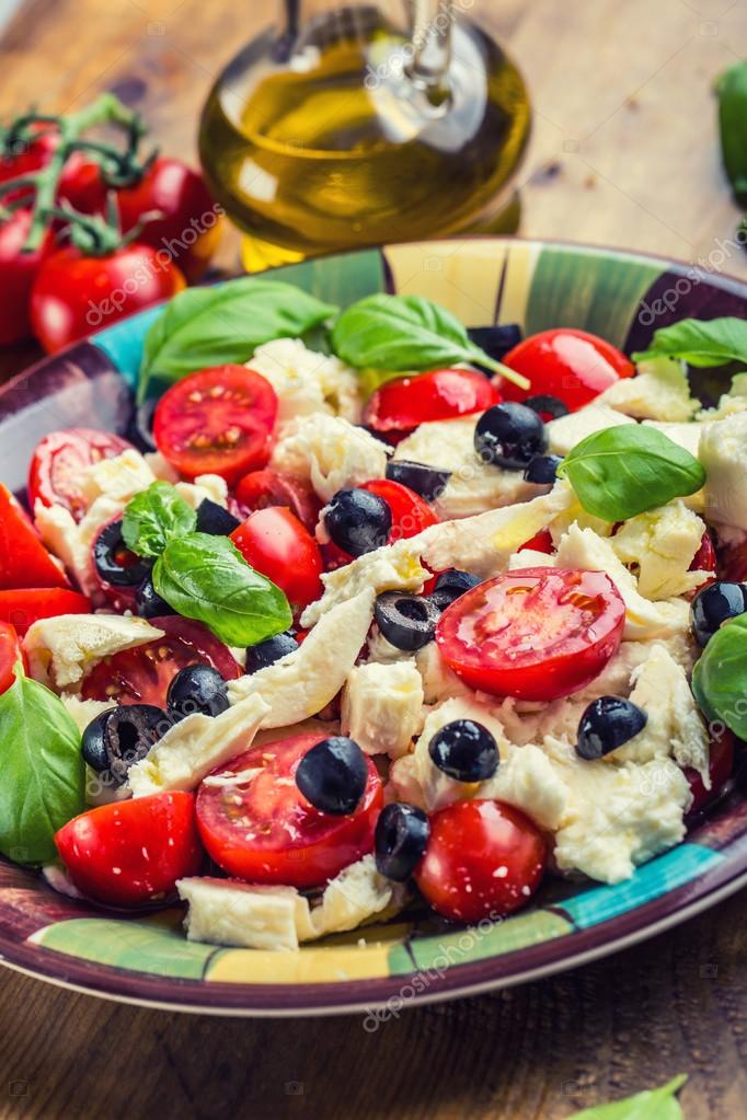 Caprese. Capresesalat. Italienischer Salat. Mittelmeer-Salat ... Caprese. Capresesalat. Italienischer Salat. Mittelmeer-Salat ...