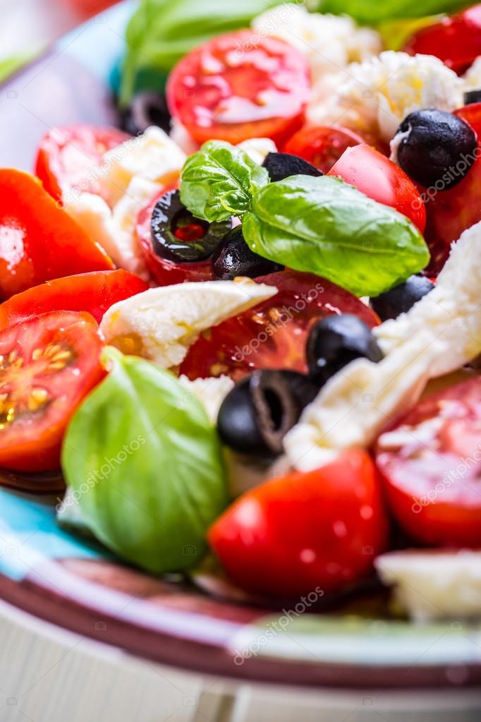 Caprese. Capresesalat. Italienischer Salat. Mittelmeer-Salat ... Caprese. Capresesalat. Italienischer Salat. Mittelmeer-Salat ...