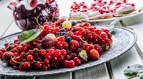 Red currant sponge cake. Plate with Assorted summer berries, raspberries, strawberries, cherries, currants, gooseberries. — 图库照片