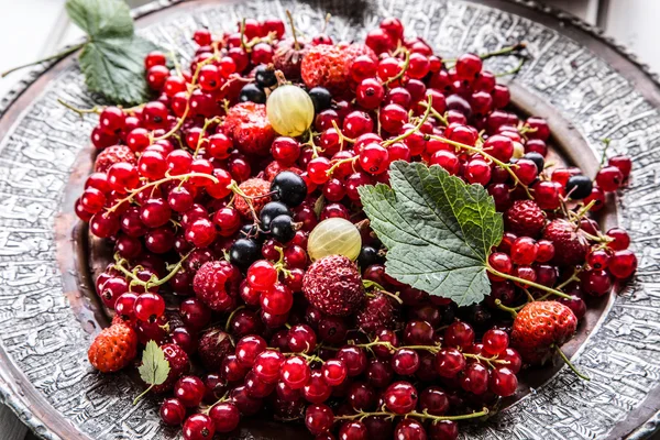 Red currant sponge cake. Plate with Assorted summer berries, raspberries, strawberries, cherries, currants, gooseberries. — 图库照片