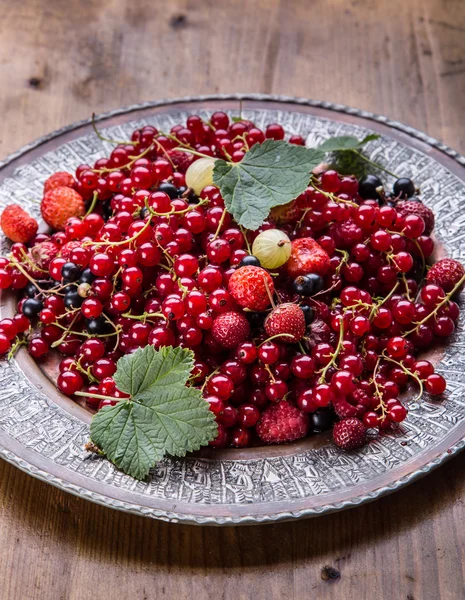 Red currant sponge cake. Plate with Assorted summer berries, raspberries, strawberries, cherries, currants, gooseberries. — 图库照片