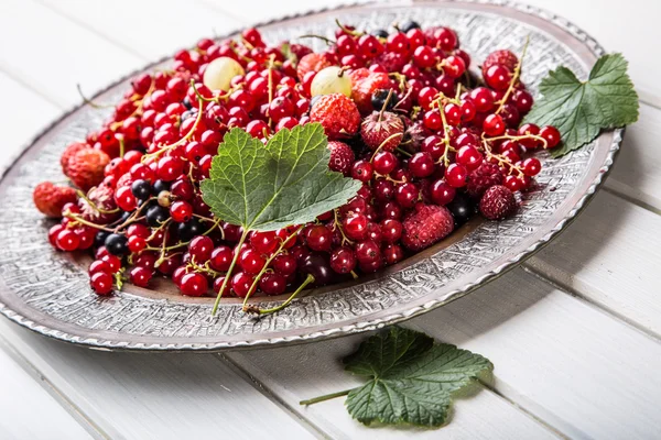 Red currant sponge cake. Plate with Assorted summer berries, raspberries, strawberries, cherries, currants, gooseberries. — Stok fotoğraf