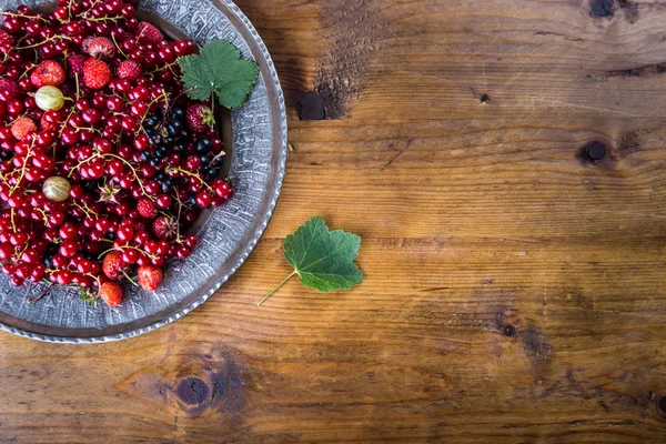 Red currant sponge cake. Plate with Assorted summer berries, raspberries, strawberries, cherries, currants, gooseberries. — Stockfoto