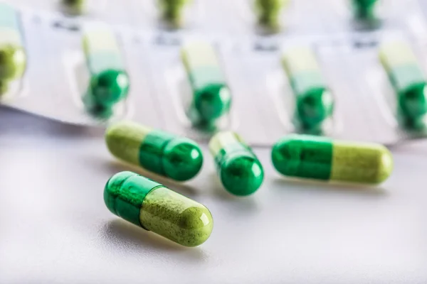 Comprimidos. Comprimidos. Cápsula. Um monte de comprimidos. Antecedentes. Close-up de pilha de comprimidos verdes amarelos . — Fotografia de Stock