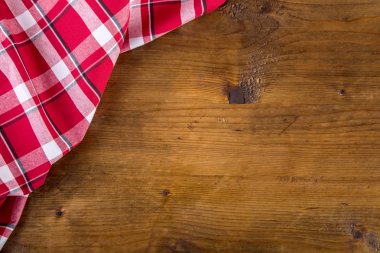 Damalı peçete üstten görünüm eski ahşap tablo