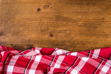 Damalı peçete üstten görünüm eski ahşap tablo