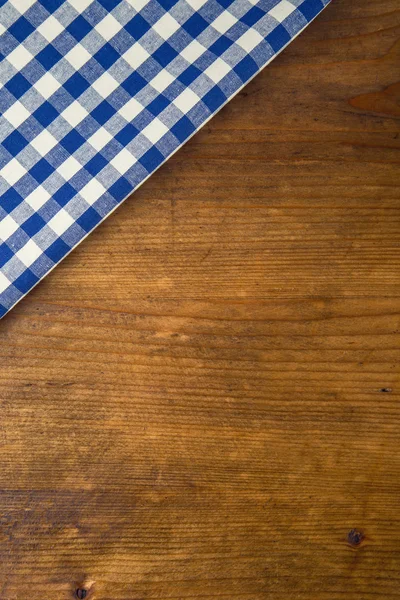 方格餐巾在旧木桌上的顶视图 — 图库照片