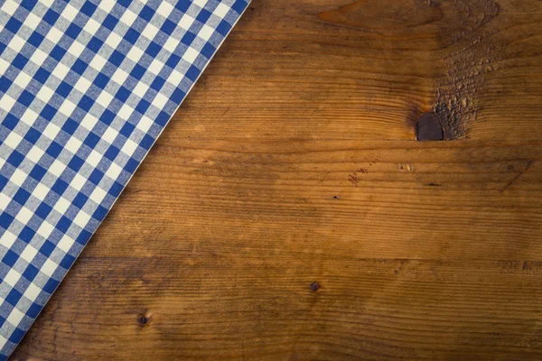 Ovansida av rutig servett på gamla träbord — Stockfoto