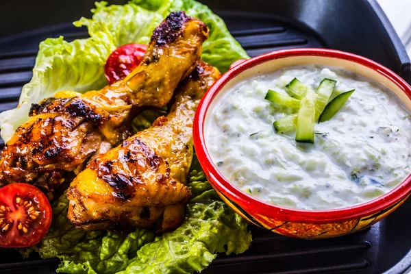 Tzatziki sauce. Tzatziki dressing. Tzatziki dressing with grilled chicken legs and fresh vegetable,lettuce leaf and cherry tomatoes. Grilled chicken legs, lettuce and tomatoes. — Stock Photo, Image