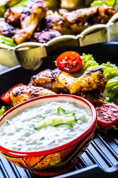 Tzatziki sauce. Tzatziki dressing. Tzatziki dressing with grilled chicken legs and fresh vegetable,lettuce leaf and cherry tomatoes. Grilled chicken legs, lettuce and tomatoes. — Stock Photo, Image