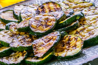 Kabak. Kızarmış kabak. Bir tabak kızarmış kabak dilimleri.