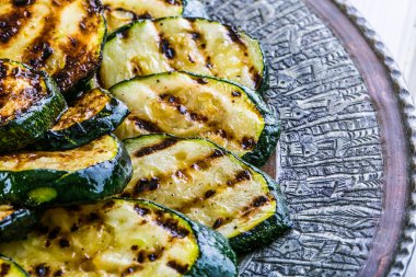 Kabak. Kızarmış kabak. Bir tabak kızarmış kabak dilimleri.