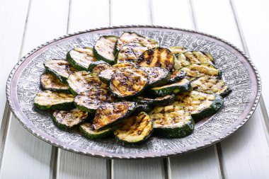 Kabak. Kızarmış kabak. Bir tabak kızarmış kabak dilimleri.