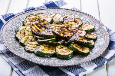 Kabak. Kızarmış kabak. Bir tabak kızarmış kabak dilimleri.