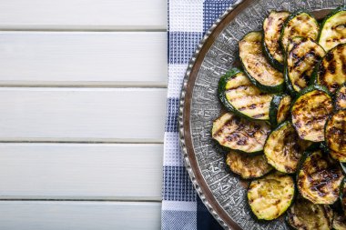 Kabak. Kızarmış kabak. Bir tabak kızarmış kabak dilimleri.