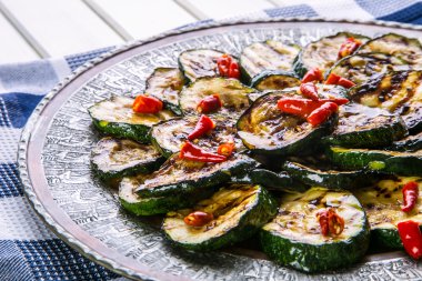 Kabak. Kızarmış kabak. Bir tabak kızarmış kabak dilimleri.