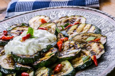 Kabak. Kızarmış kabak. Bir tabak kızarmış kabak dilimleri.