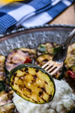 Kabak. Kızarmış kabak. Bir tabak kızarmış kabak dilimleri.