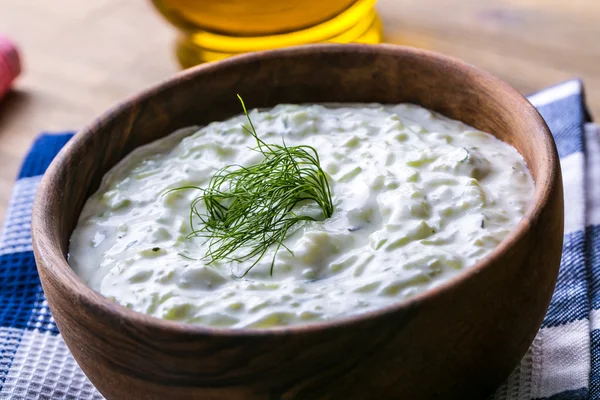 Tzatziki. griechischer Salat Tzatziki aus Gurken, Joghurt oder Sahne, Olivenöl, Knoblauch, Dill und Gewürzen. Kräuterdekoration aus Dill. — Stockfoto