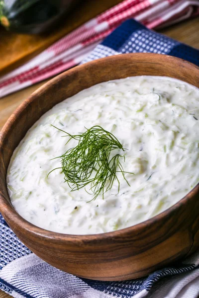 Tzatziki. Ensalada griega tzatziki de pepino, yogur o crema, aceite de oliva, ajo, eneldo y especias. Decoración de hierbas de eneldo . — Foto de Stock