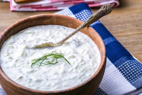 Tzatziki. Ensalada griega tzatziki de pepino, yogur o crema, aceite de oliva, ajo, eneldo y especias. Decoración de hierbas de eneldo . — Foto de Stock