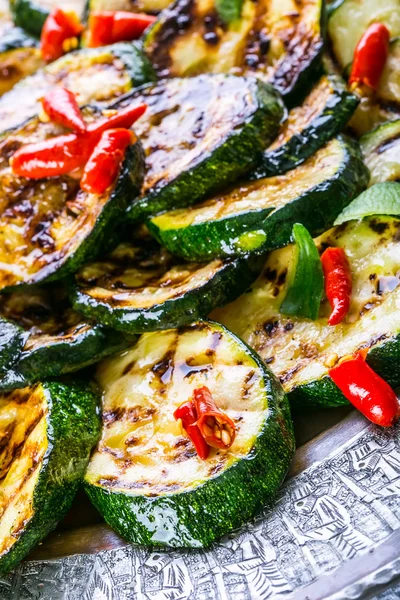 Zucchini. Grillad zucchini. Skivor av grillad zucchini på en tallrik. — Stockfoto