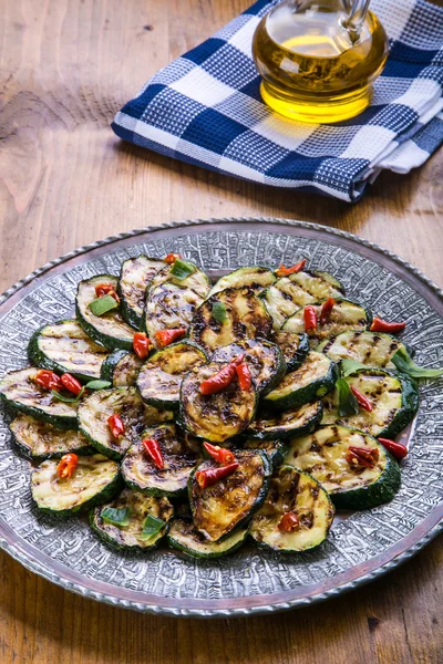 Zucchini. Grillad zucchini. Skivor av grillad zucchini på en tallrik. — Stockfoto