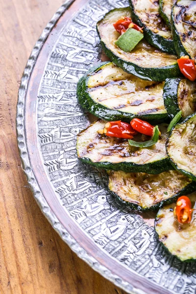 Zucchini. Grillad zucchini. Skivor av grillad zucchini på en tallrik. — Stockfoto