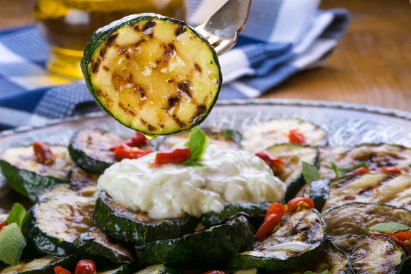 Zucchini. Grillad zucchini. Skivor av grillad zucchini på en tallrik. — Stockfoto