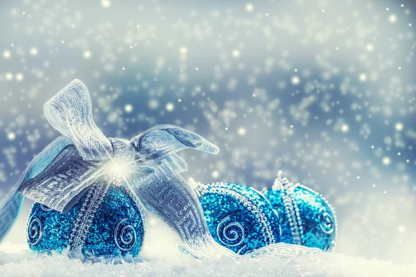Christmas.Christmas blauwe ballen en zilveren lint sneeuw — Stockfoto
