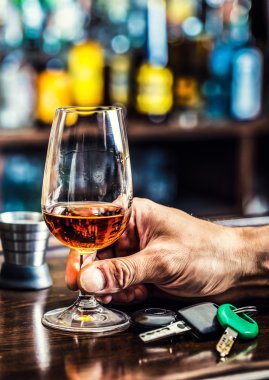 Alkolizm. Fincan konyak ya da brendi el adam anahtarları Araba, sorumsuz driver.
