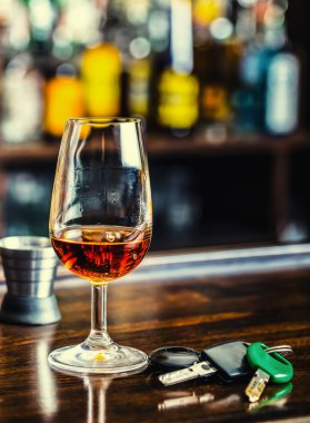 Alkolizm. Fincan konyak ya da brendi el adam anahtarları Araba, sorumsuz driver.