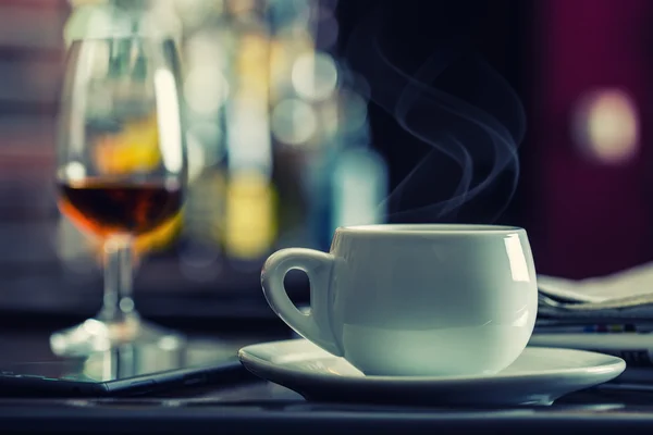 Café e bebida. Xícara de café e conhaque Brandy Whiskey Aperitif no moderno bar noturno — Fotografia de Stock