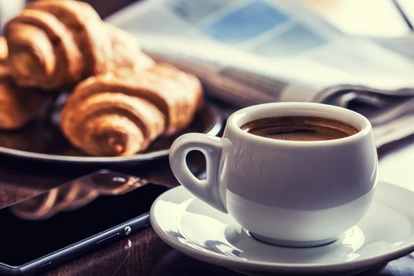 Negócios de coffee break. Xícara de café telefone celular e jornal . — Fotografia de Stock