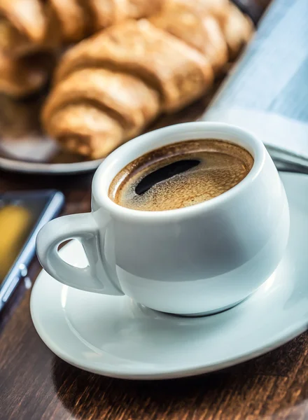 コーヒー ブレークのビジネス。一杯のコーヒー携帯電話と新聞. — ストック写真