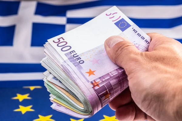 Grecia y la bandera europea y el dinero en euros. Monedas y billetes Moneda europea colocada libremente en la bandera europea — Foto de Stock