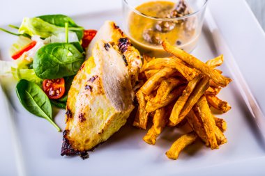 Izgara tavuk göğsü taze sebze kereviz, patates, mantar sosu ile.