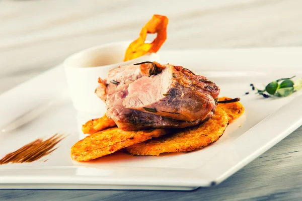 Cozinha culinária. Cozinha francesa. Filé de porco. Receita: Panquecas de abóbora de filé de porco levemente defumado e molho de rábano macio . — Fotografia de Stock