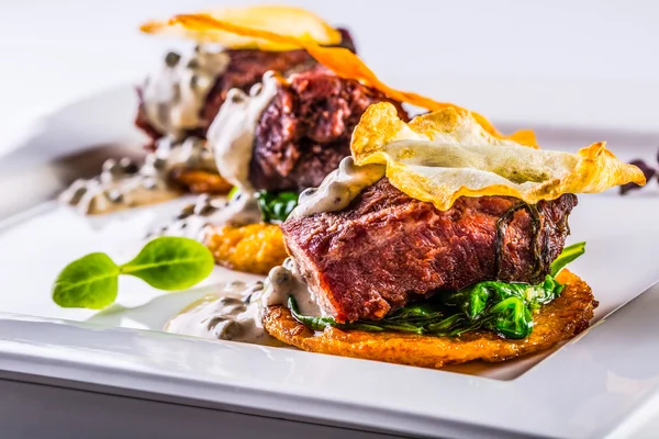 Mutfak mutfak. Fransız mutfağı. Tarifi: Confit domuz yanakları ile yeşil ıspanak kereviz krep kızarmış mantar sosu bırakır ve kereviz dekorasyon kızarmış.