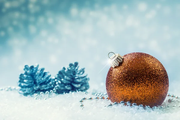 No Natal. Bola de Natal de luxo com ornamentos no Natal Sno — Fotografia de Stock