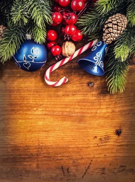 Tempo di Natale. Disegno del bordo di Natale sullo sfondo di legno — Foto Stock