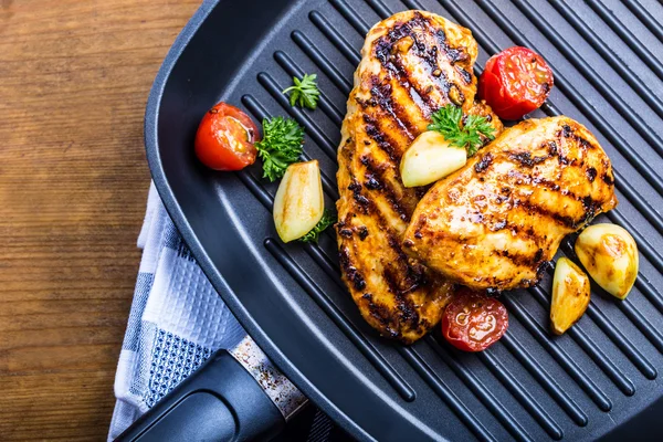 Gegrilde Kipfilet in verschillende varianten met cherry tomat — Stockfoto