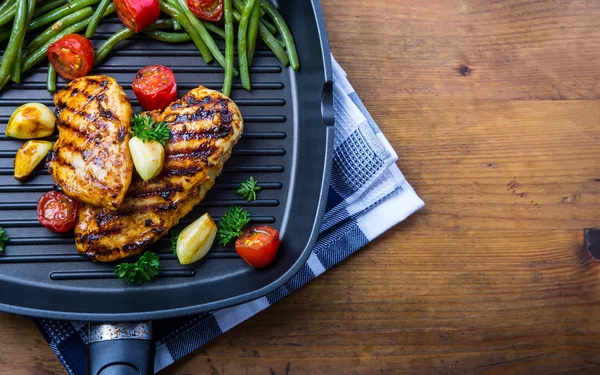 Izgara tavuk göğsü kiraz tomat ile farklı çeşitlerini