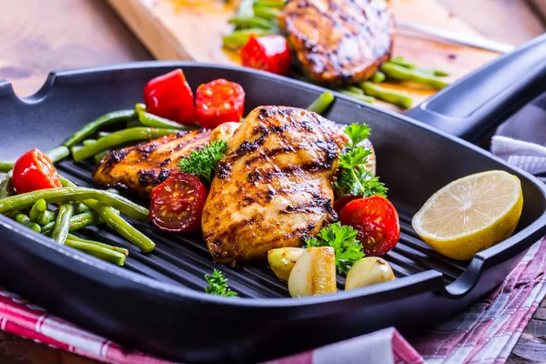 Grilled chicken breast in different variations with cherry tomat — Stock Photo, Image